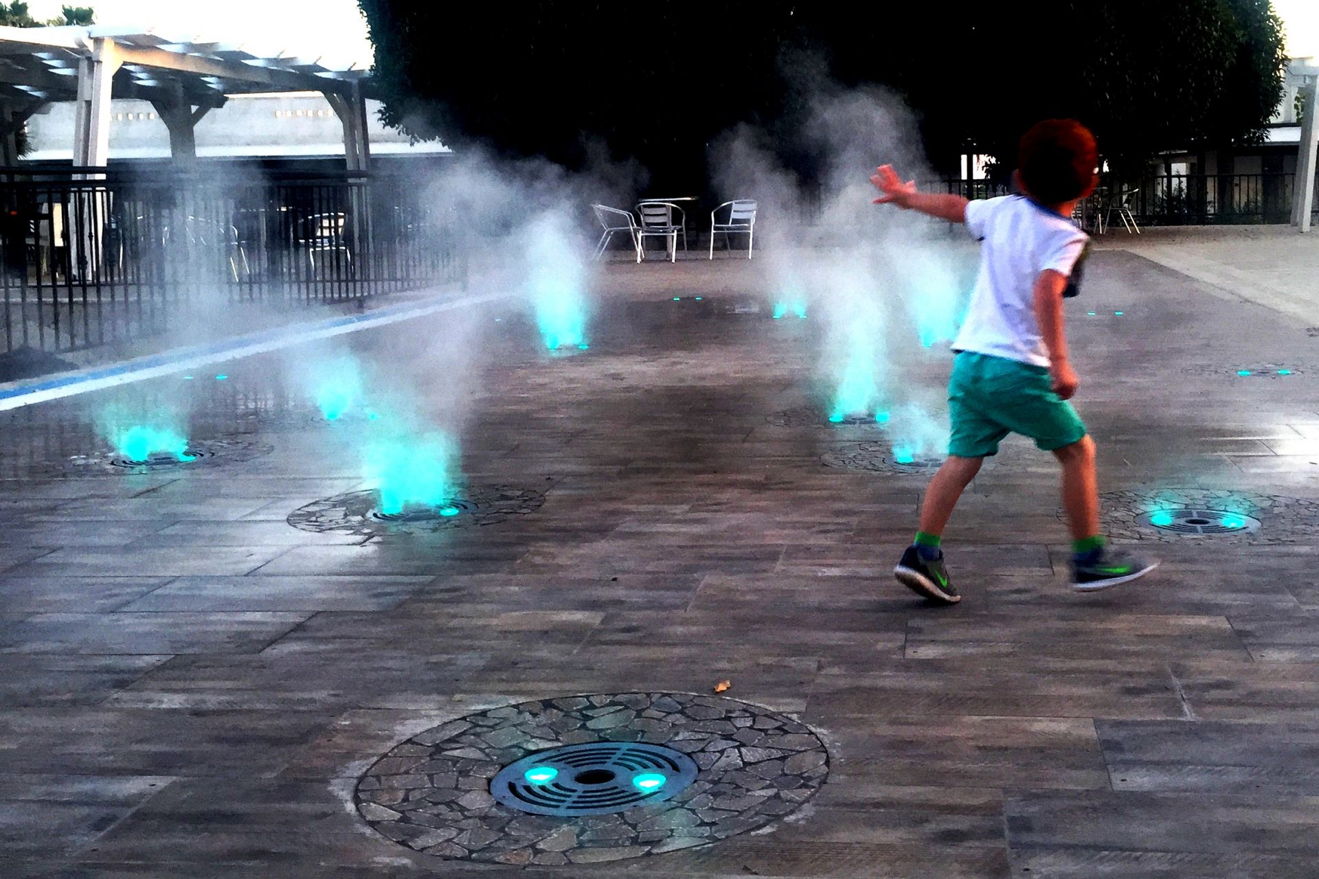 FONTANA A PAVIMENTO CON EFFETTO FOG